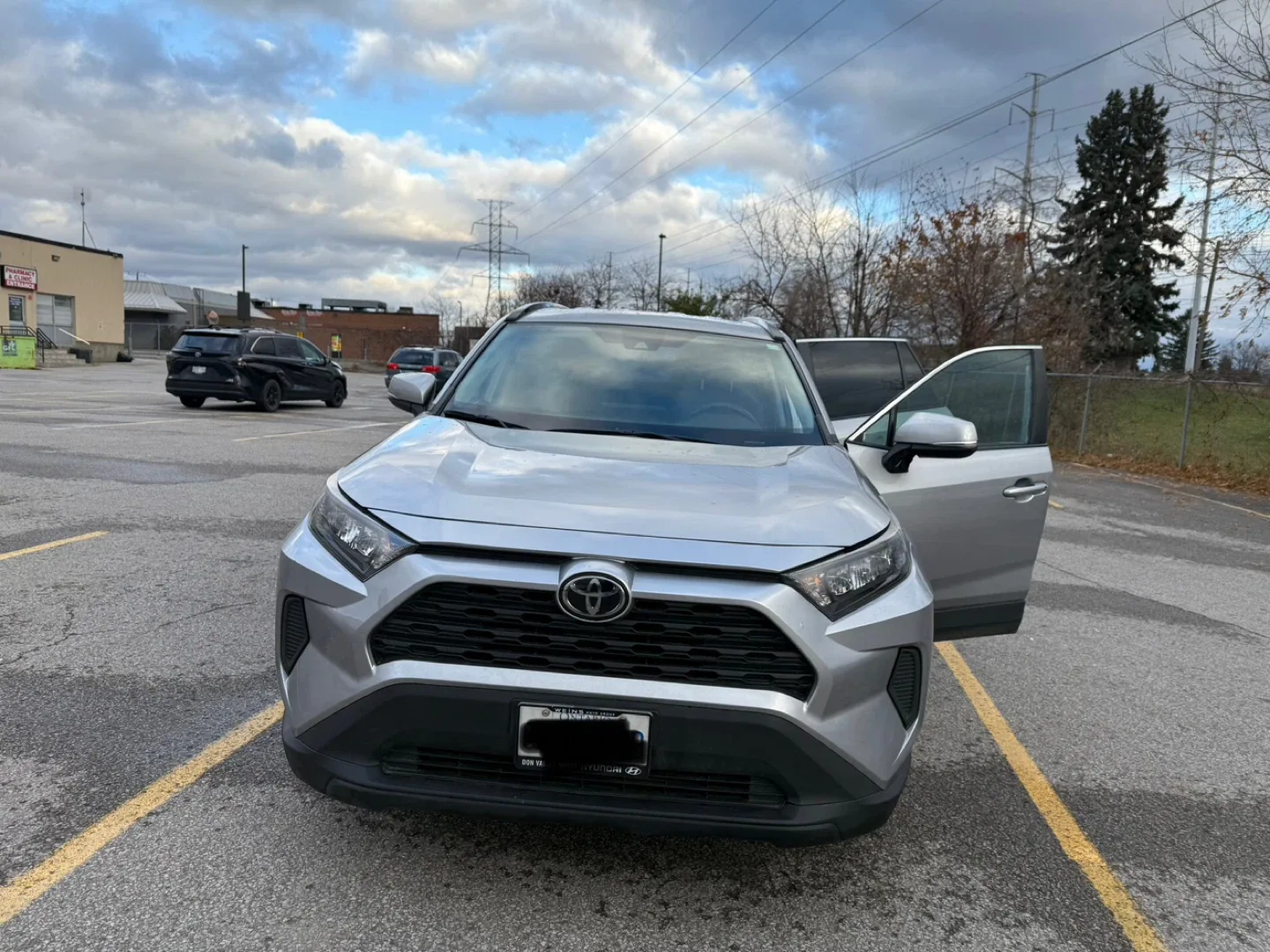 Silver Toyota RAV4 image indicator(3)