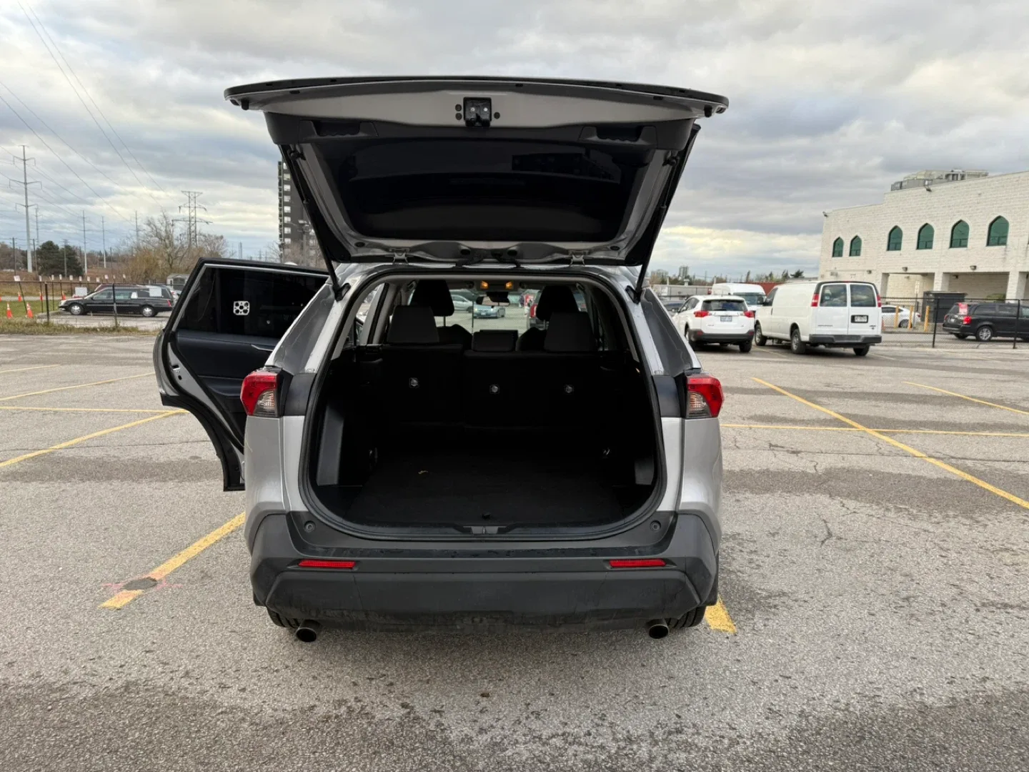 Silver Toyota RAV4 image indicator(4)