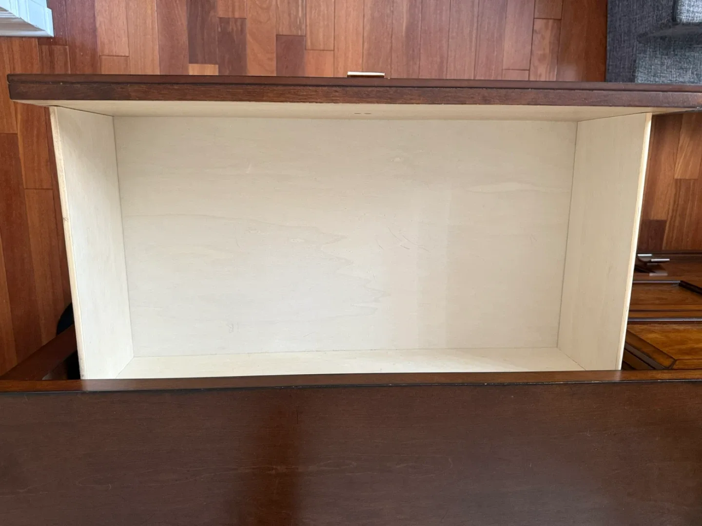 Wooden Dresser with Mirror image indicator(3)