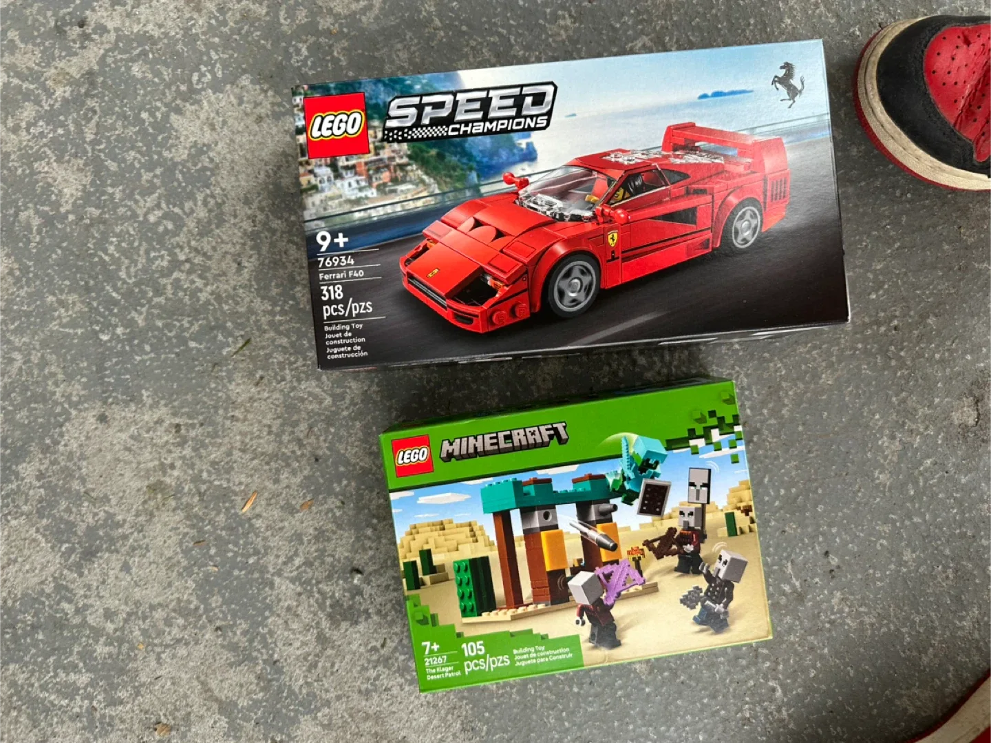 LEGO Speed Champions Ferrari F40 76934 & Minecraft Sets image indicator(2)