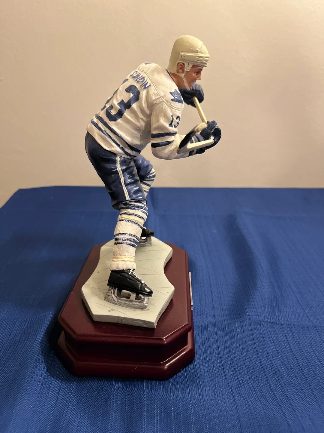 Mats Sundin Toronto Maple Leafs Figurine image indicator(4)