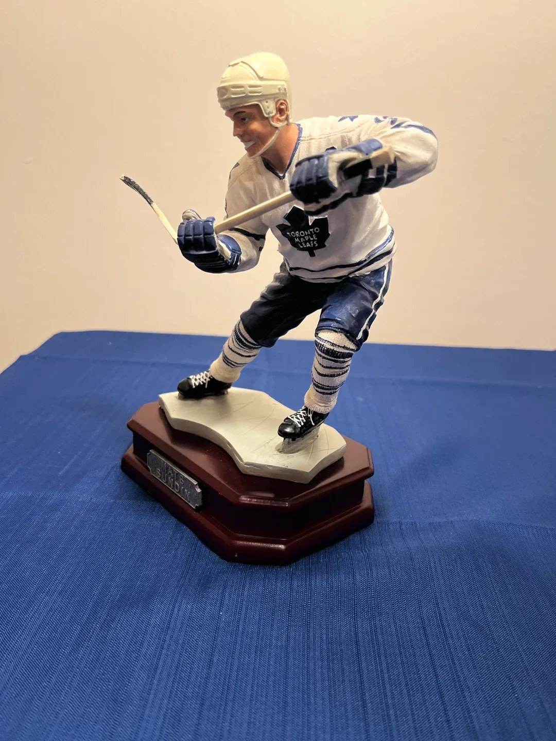 Mats Sundin Toronto Maple Leafs Figurine image indicator(3)