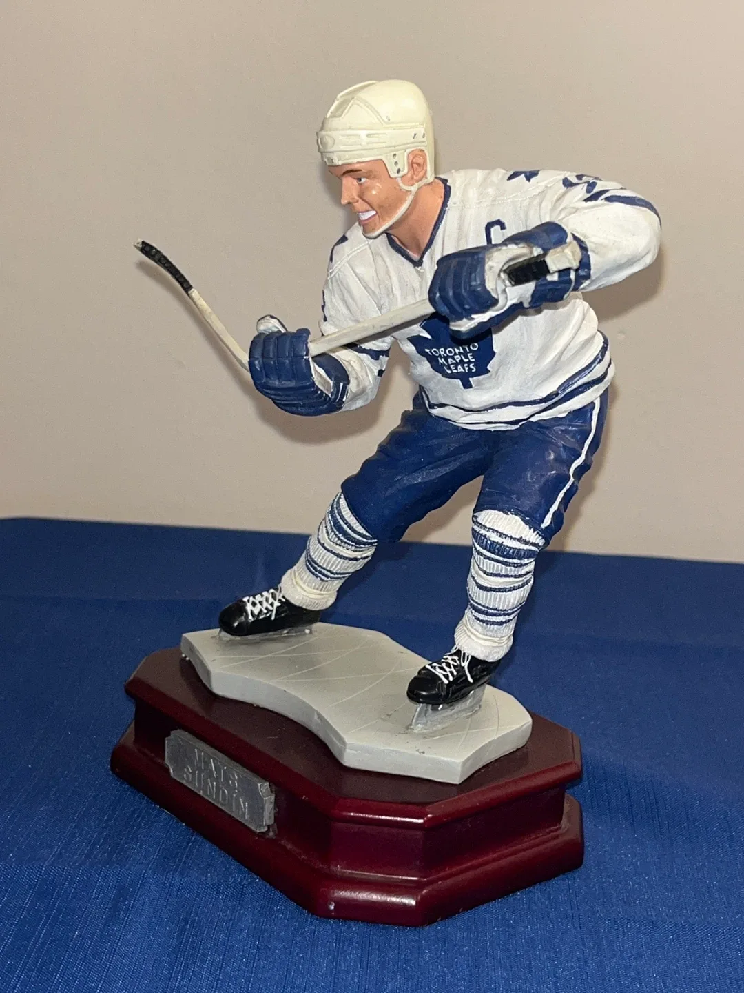 Mats Sundin Toronto Maple Leafs Figurine image indicator(2)