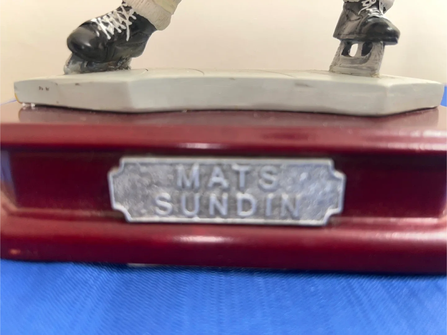 Mats Sundin Toronto Maple Leafs Figurine image indicator(7)