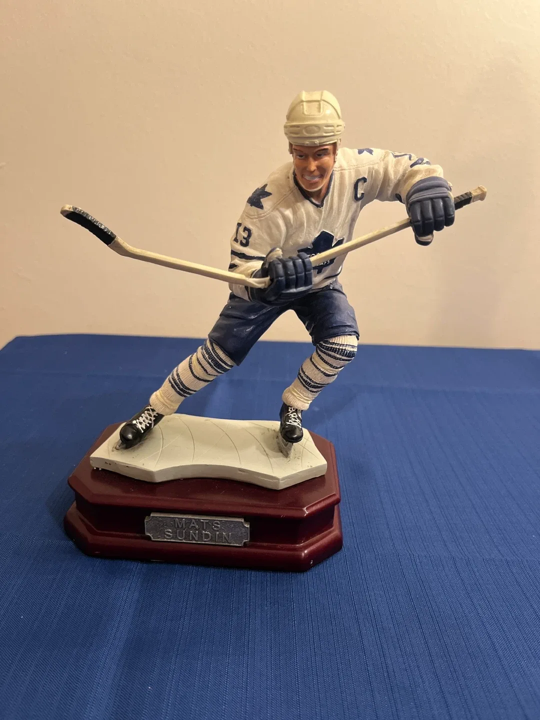 Mats Sundin Toronto Maple Leafs Figurine image indicator(8)