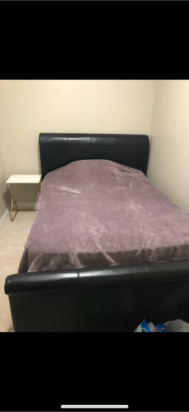 Queen Leather Bed image indicator(3)