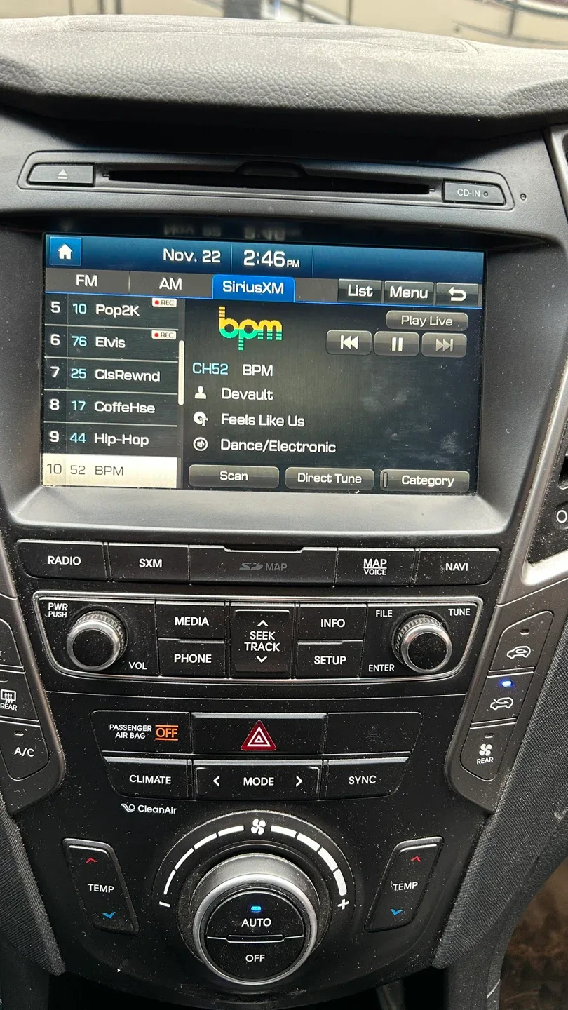 2017 Hyundai Santa Fe SUV image indicator(10)