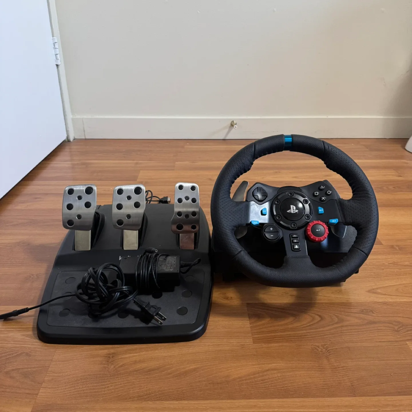 Logitech G29 Driving Force Racing Wheel - PlayStation/PC