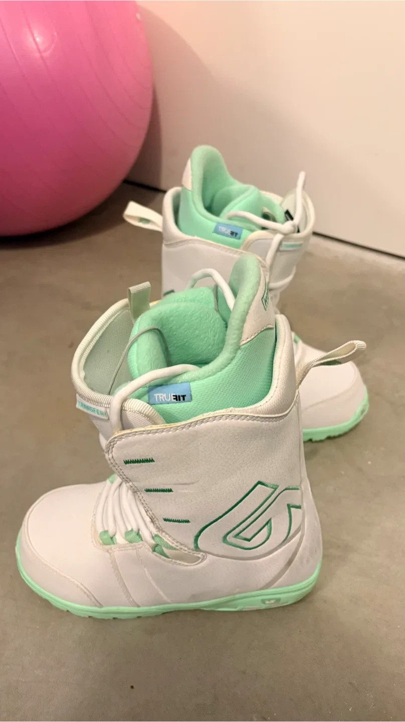 Women’s Snowboard + Boots image indicator(5)