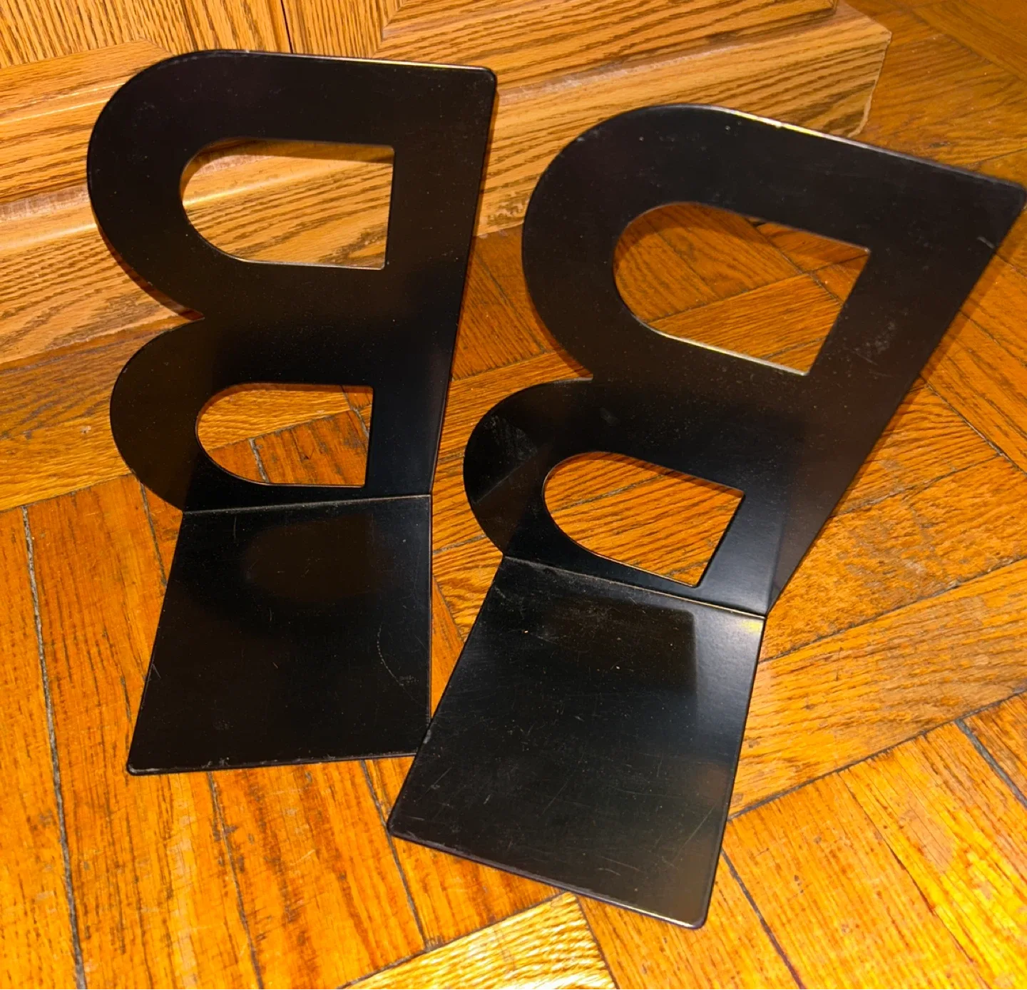 Set of 2 Black Metal Bookends Letter B image indicator(3)