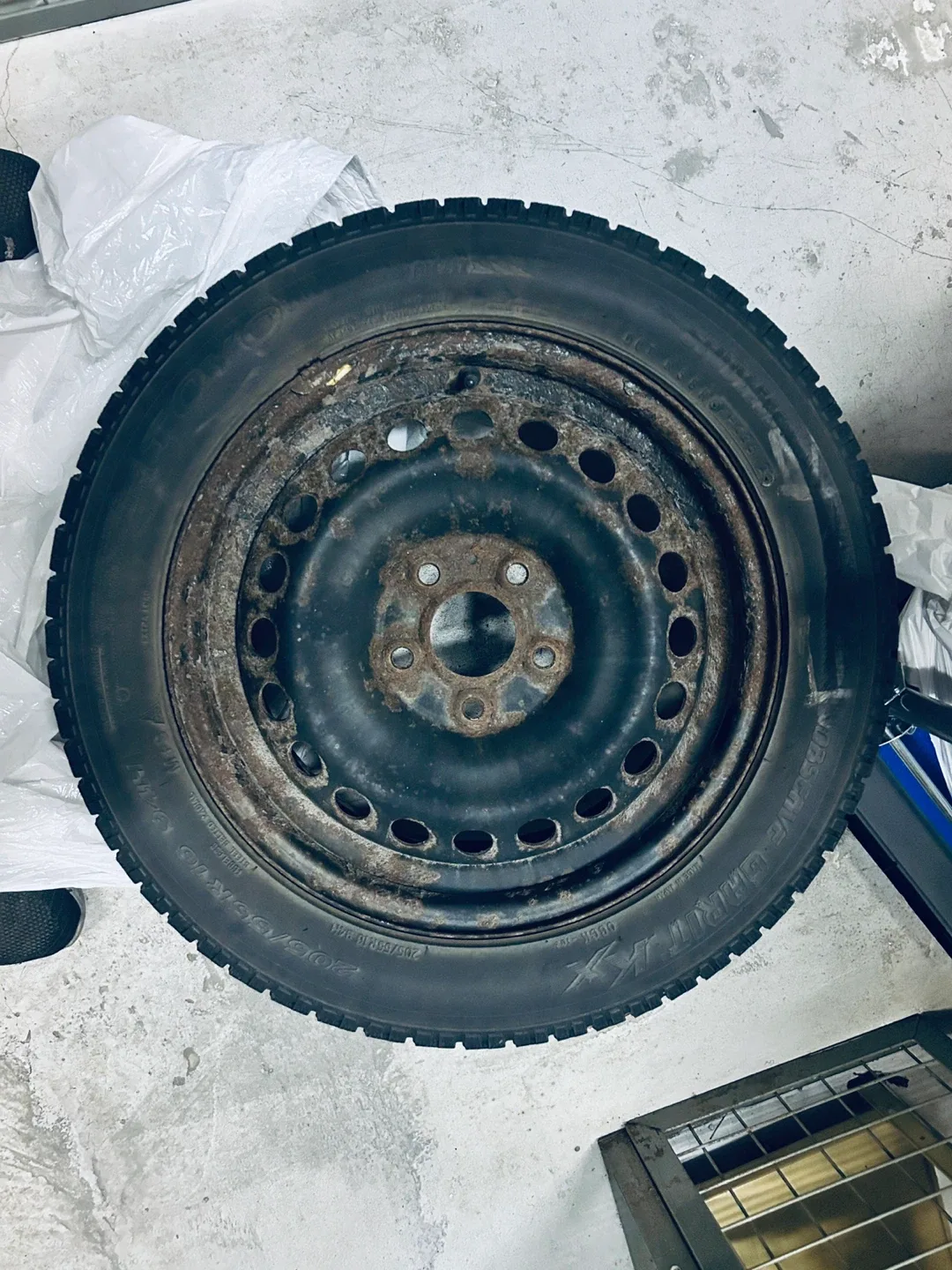 Toyo 205/55R16 94H Winter Tire image indicator(3)