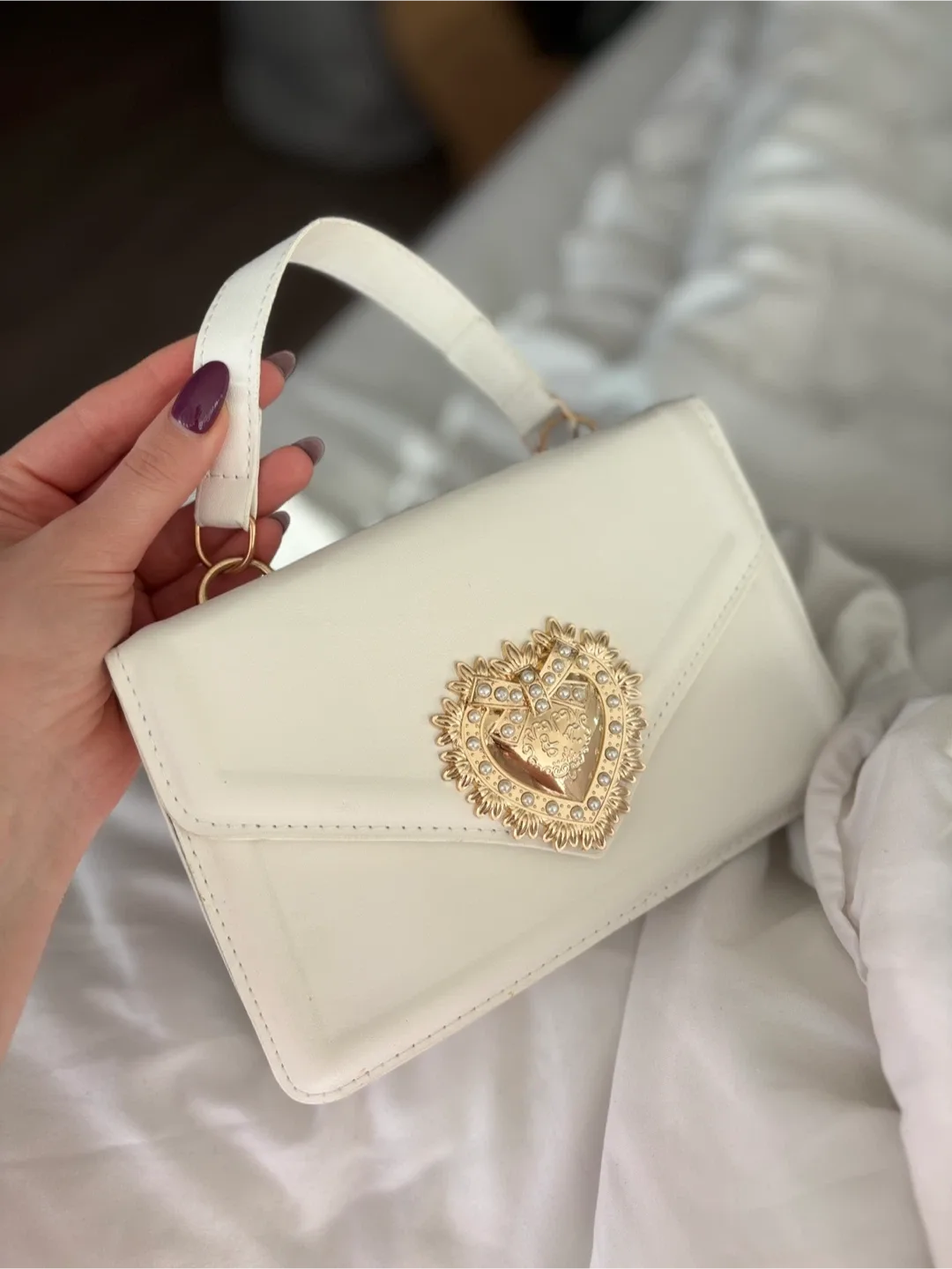 White Handbag with Heart Detail image indicator(4)