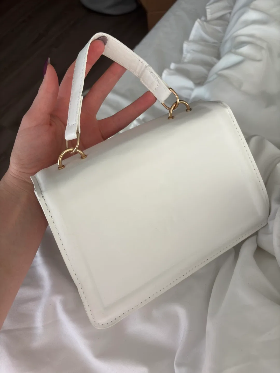 White Handbag with Heart Detail image indicator(2)