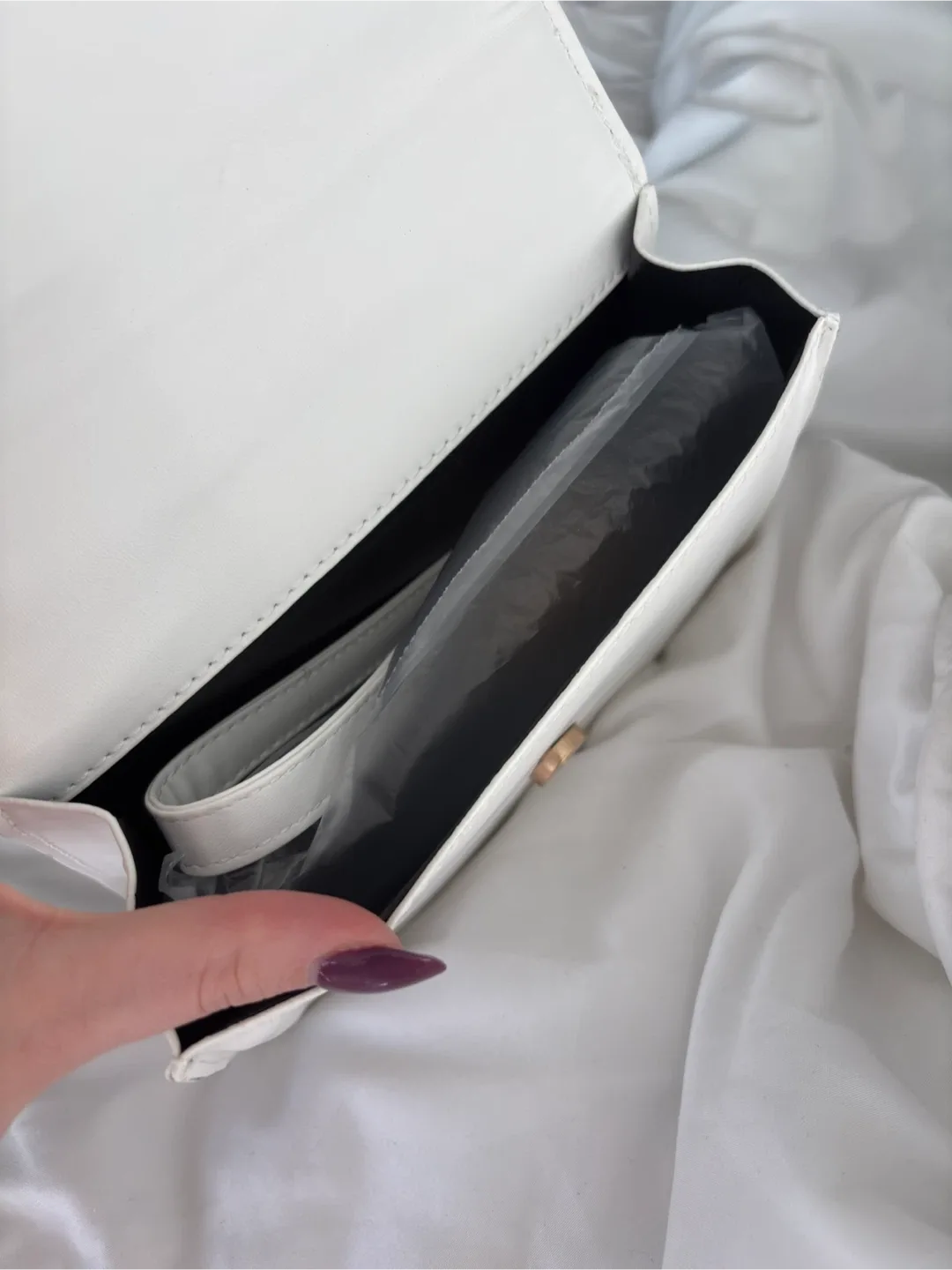 White Handbag with Heart Detail image indicator(3)