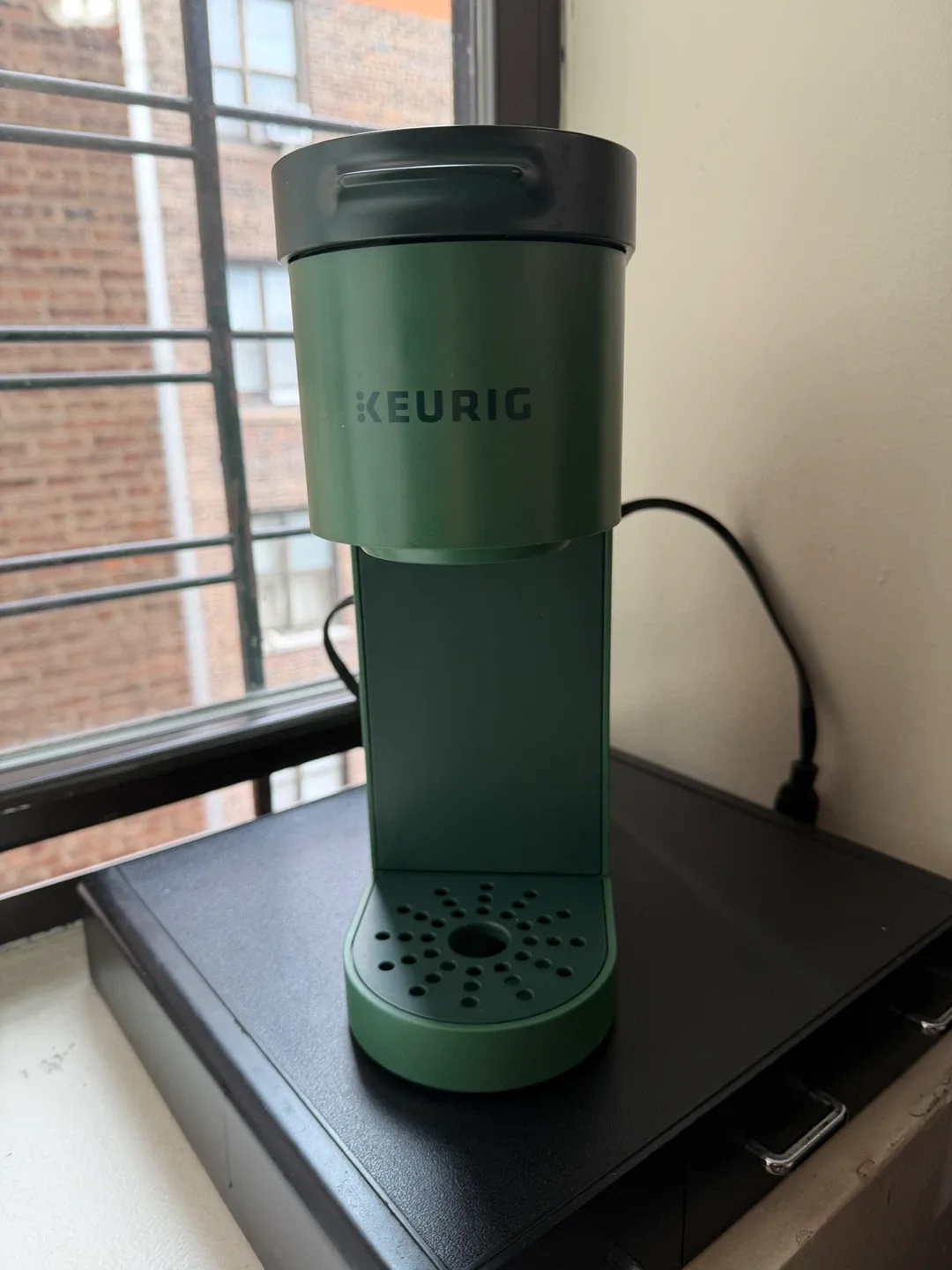 Keurig K-Express Essentials Single Serve K-Cup Pod Coffee Maker image indicator(2)