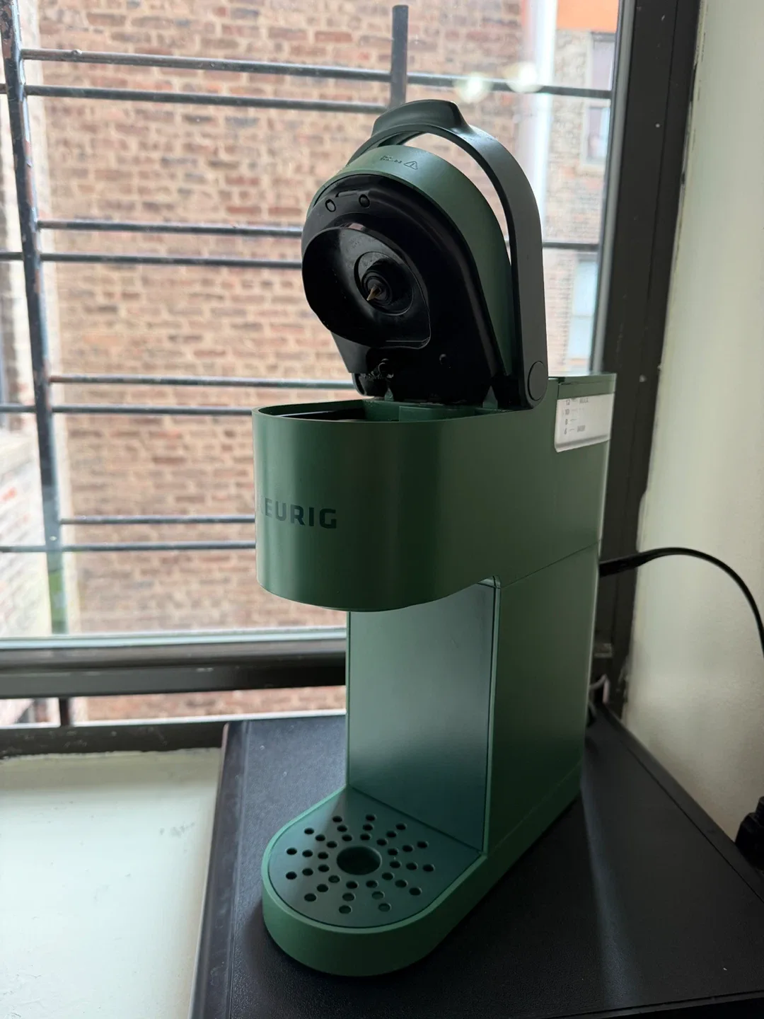 Keurig K-Express Essentials Single Serve K-Cup Pod Coffee Maker image indicator(4)