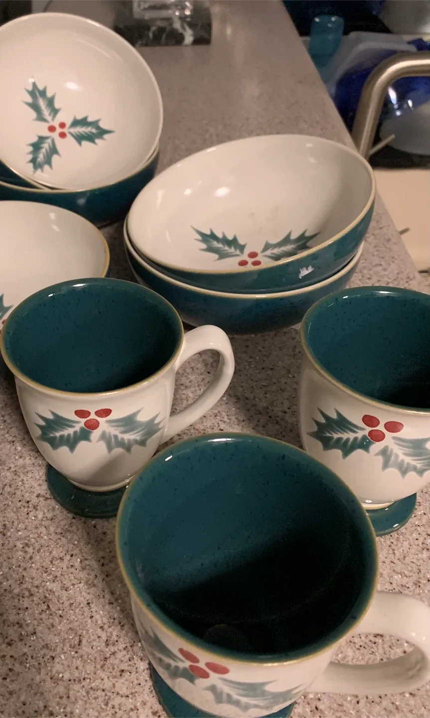 Christmas Holidays Holly Berry Bowls & Mugs image indicator(4)
