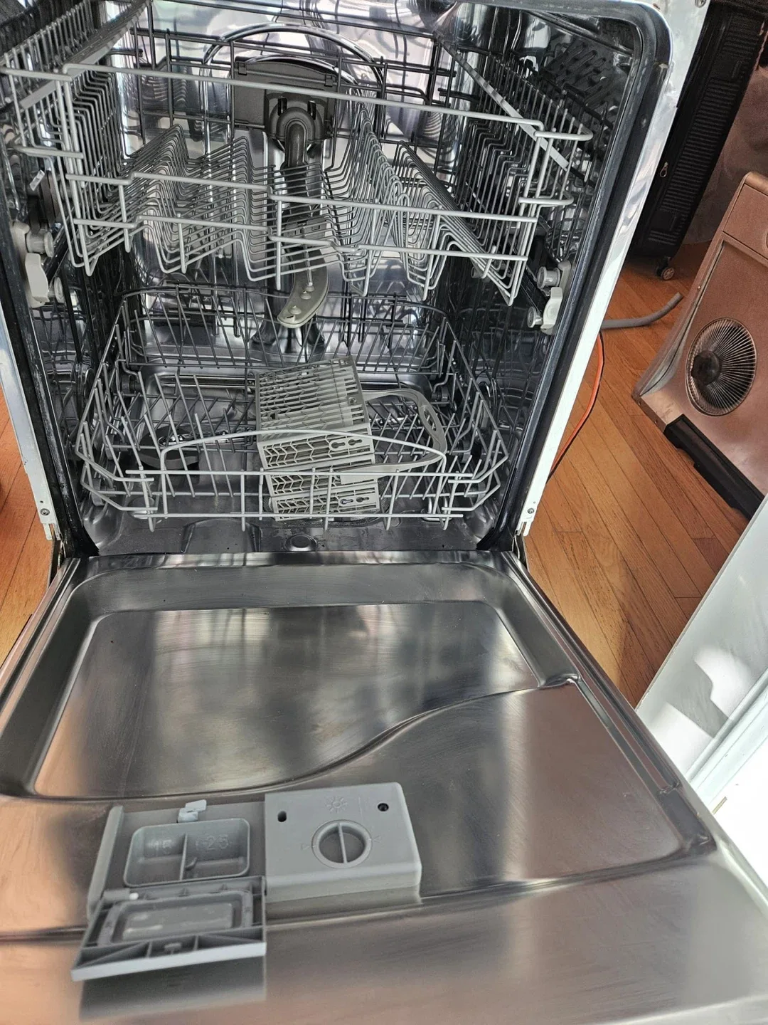 Danby Silhouette Dishwasher - Black & Silver image indicator(3)