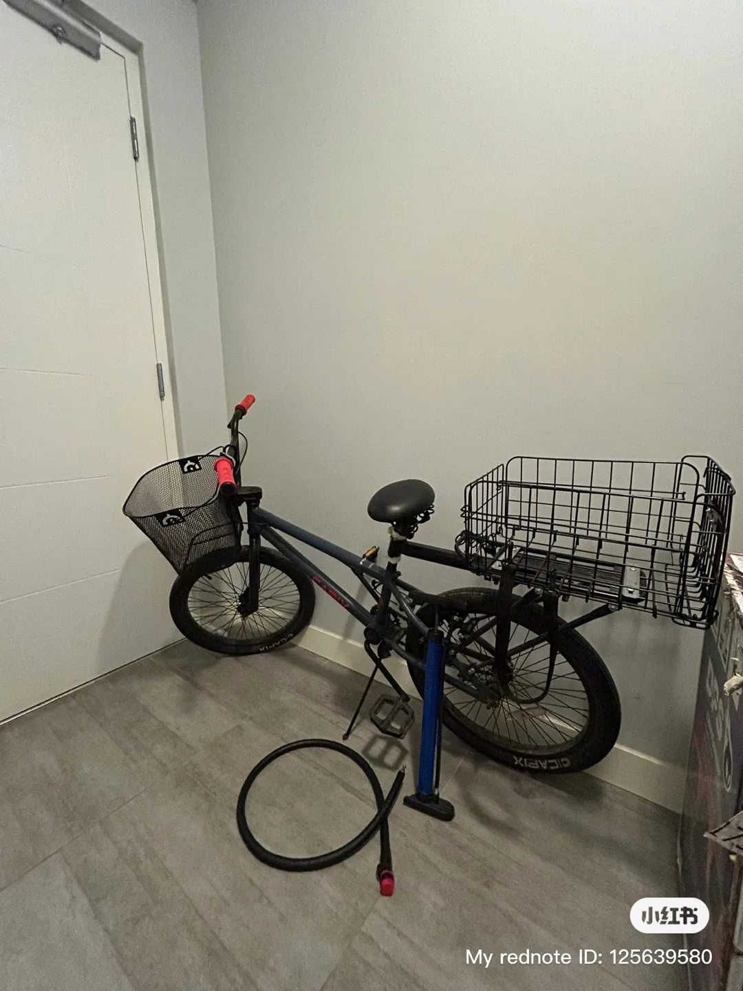 Capix Bike with Baskets & Pump image indicator(2)