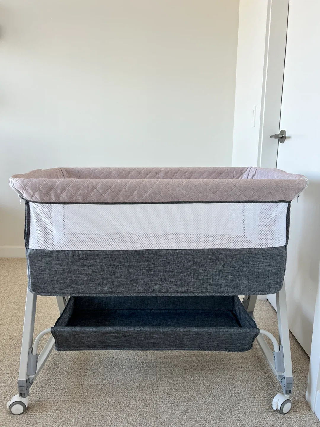 Baby bedside bassinet