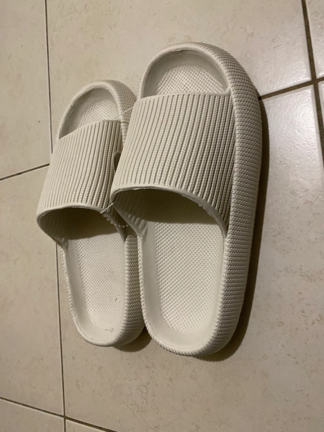 White Pillow Slides Sandals, size 7