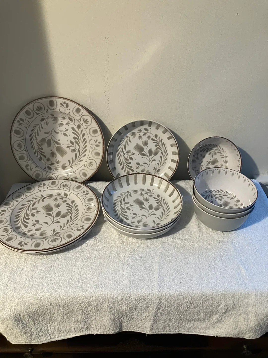 Better Homes & Gardens Dinnerware set with 2 free gifts