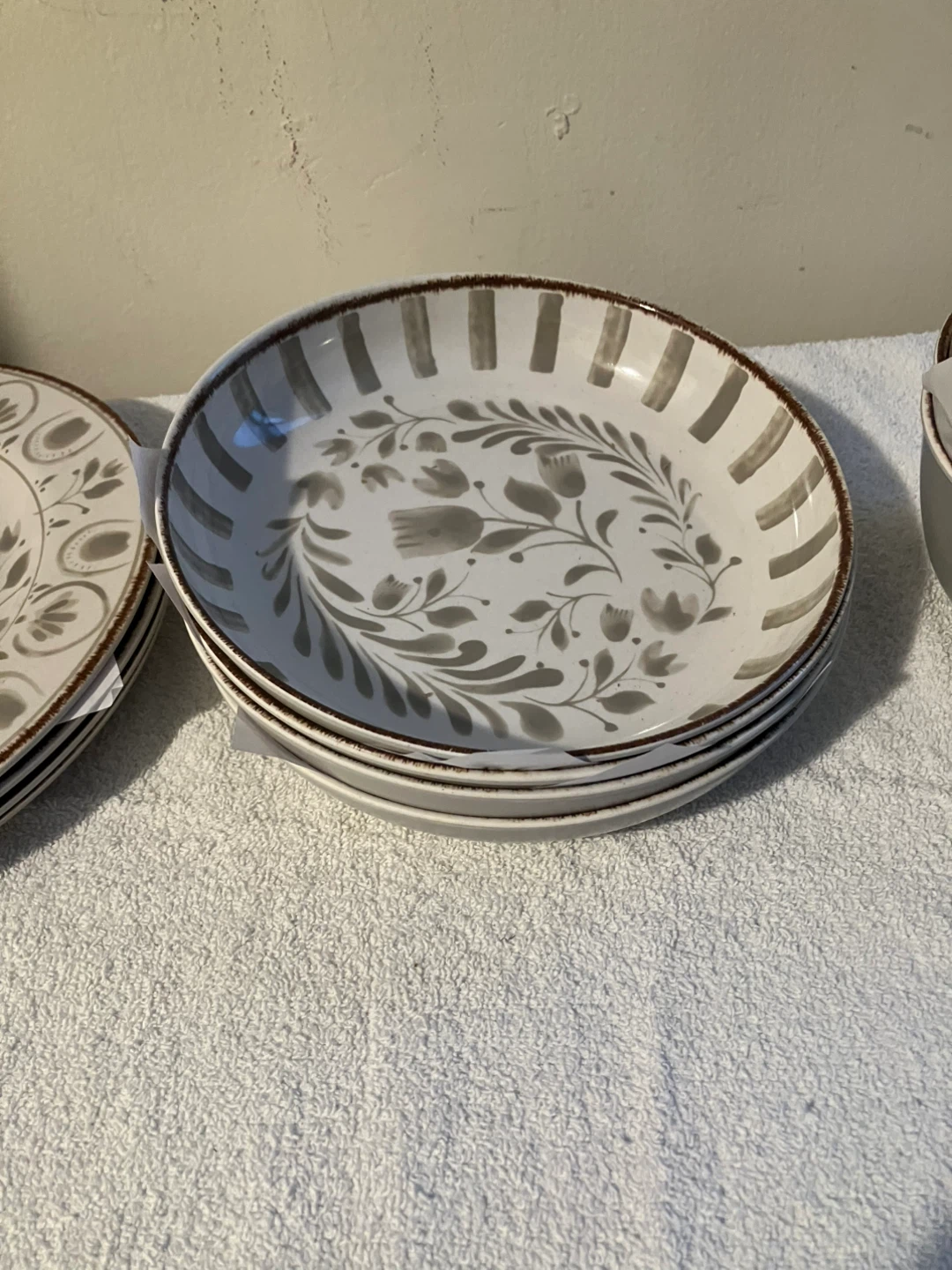 Better Homes & Gardens Dinnerware set with 2 free gifts - photo 3