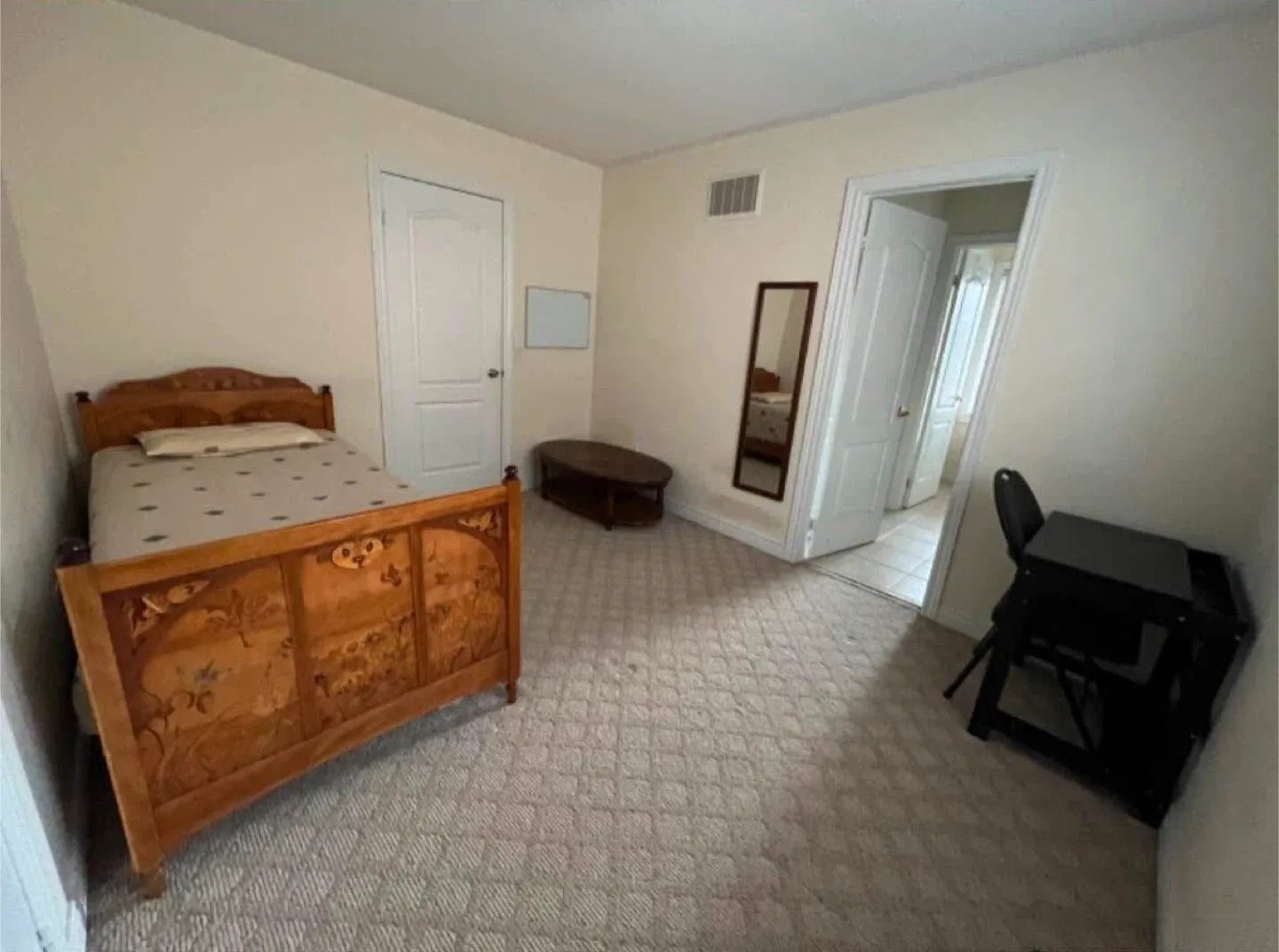 Brampton– 1 Bedroom with attached bathroom in house.