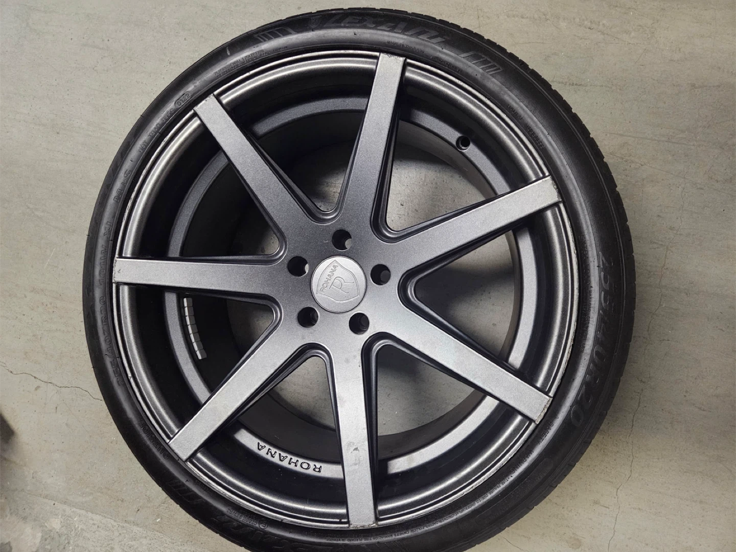 Rohana Wheels 255/40ZR20 Tire