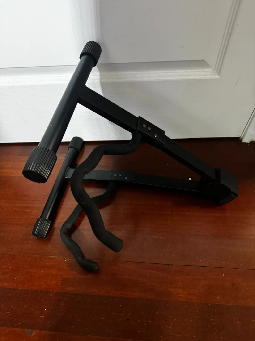 Amazon Basics Guitar Stand - Black image indicator(3)