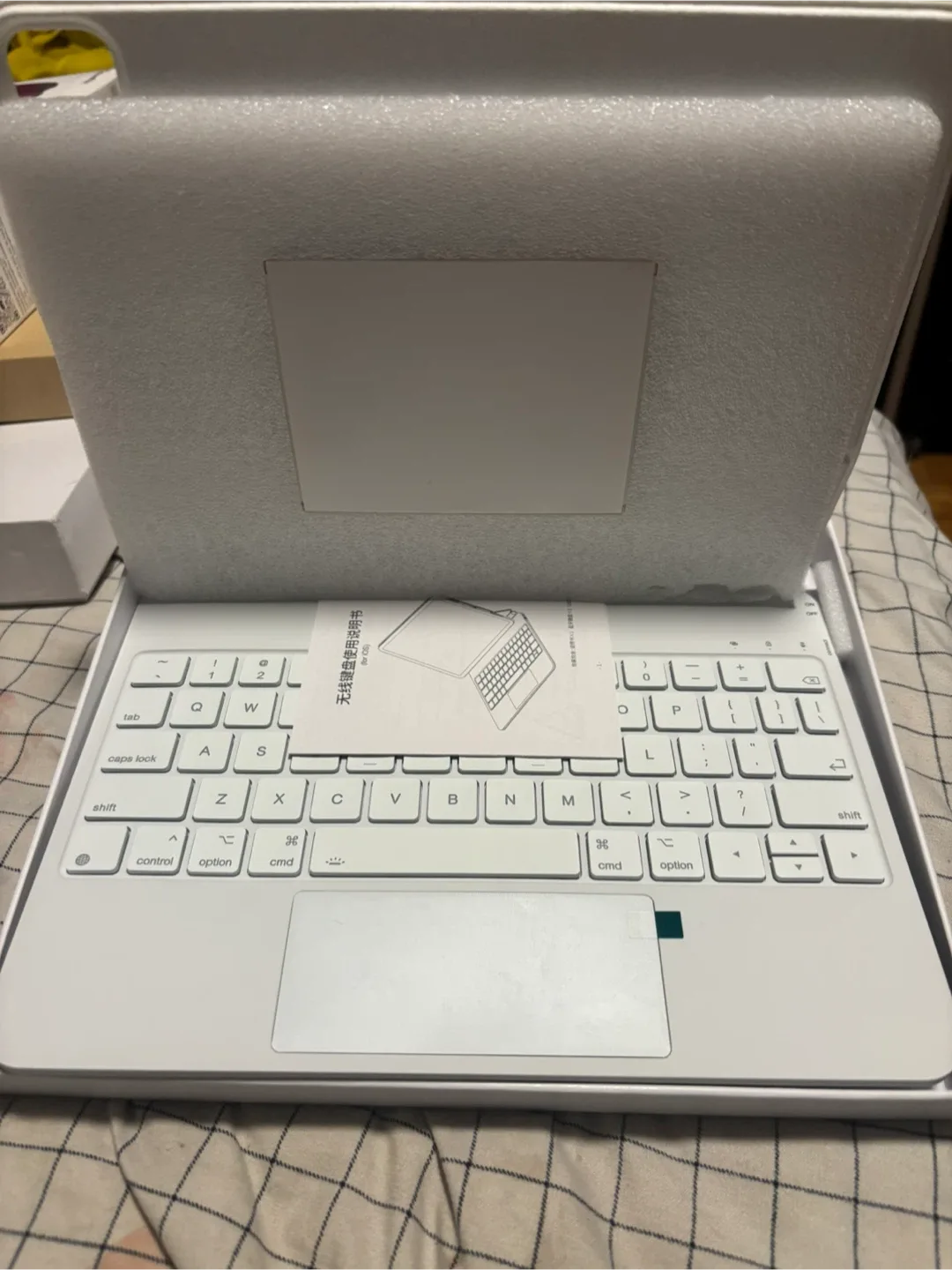 Apple Magic Keyboard for iPad Pro 11-inch - white image indicator(2)