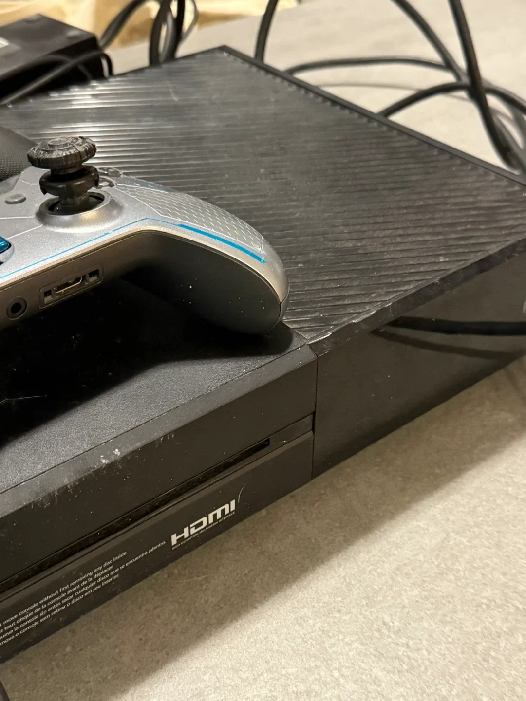 Xbox One Console with Razer & Halo Controllers image indicator(2)