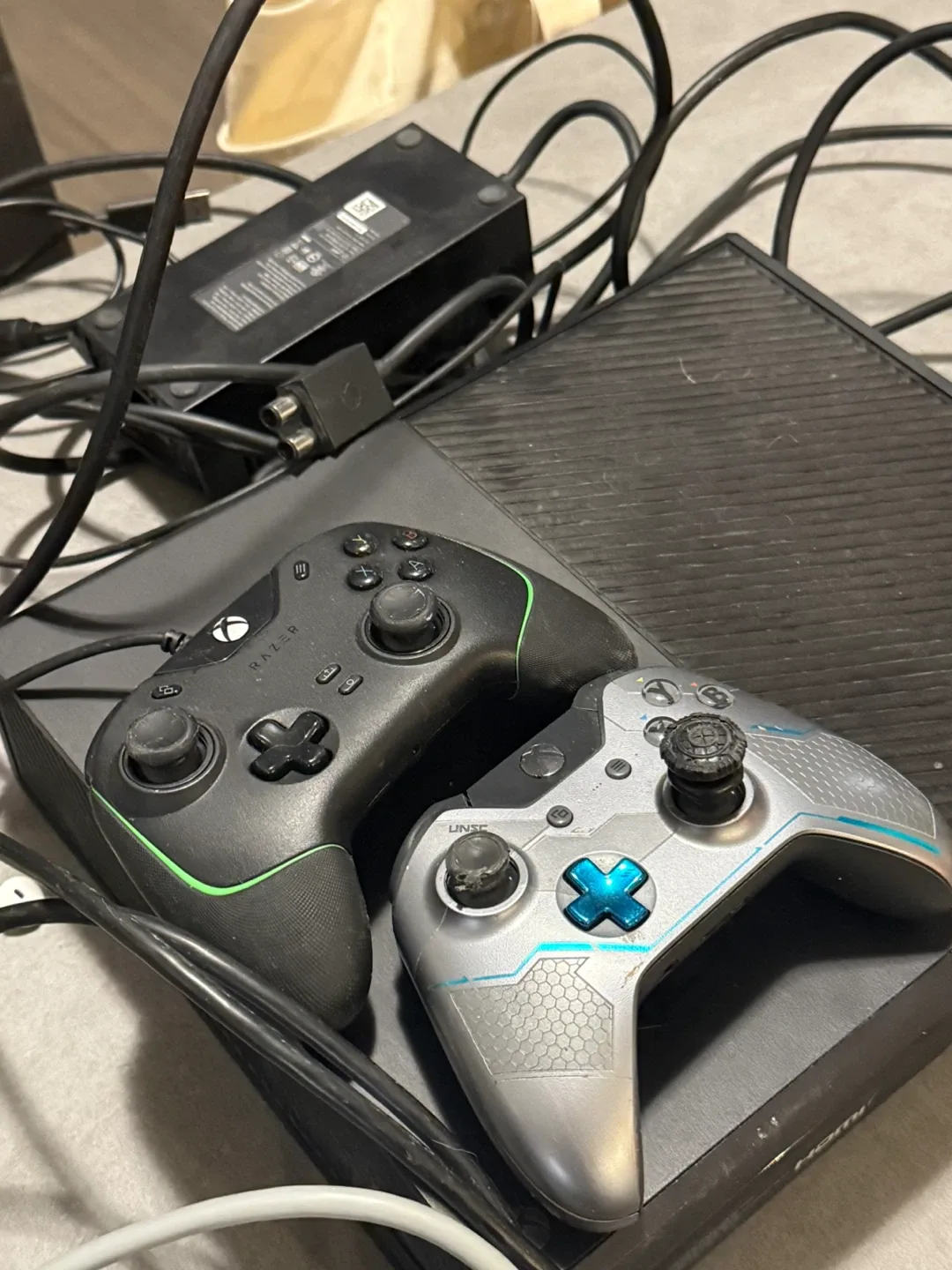 Xbox One Console with Razer & Halo Controllers image indicator(3)