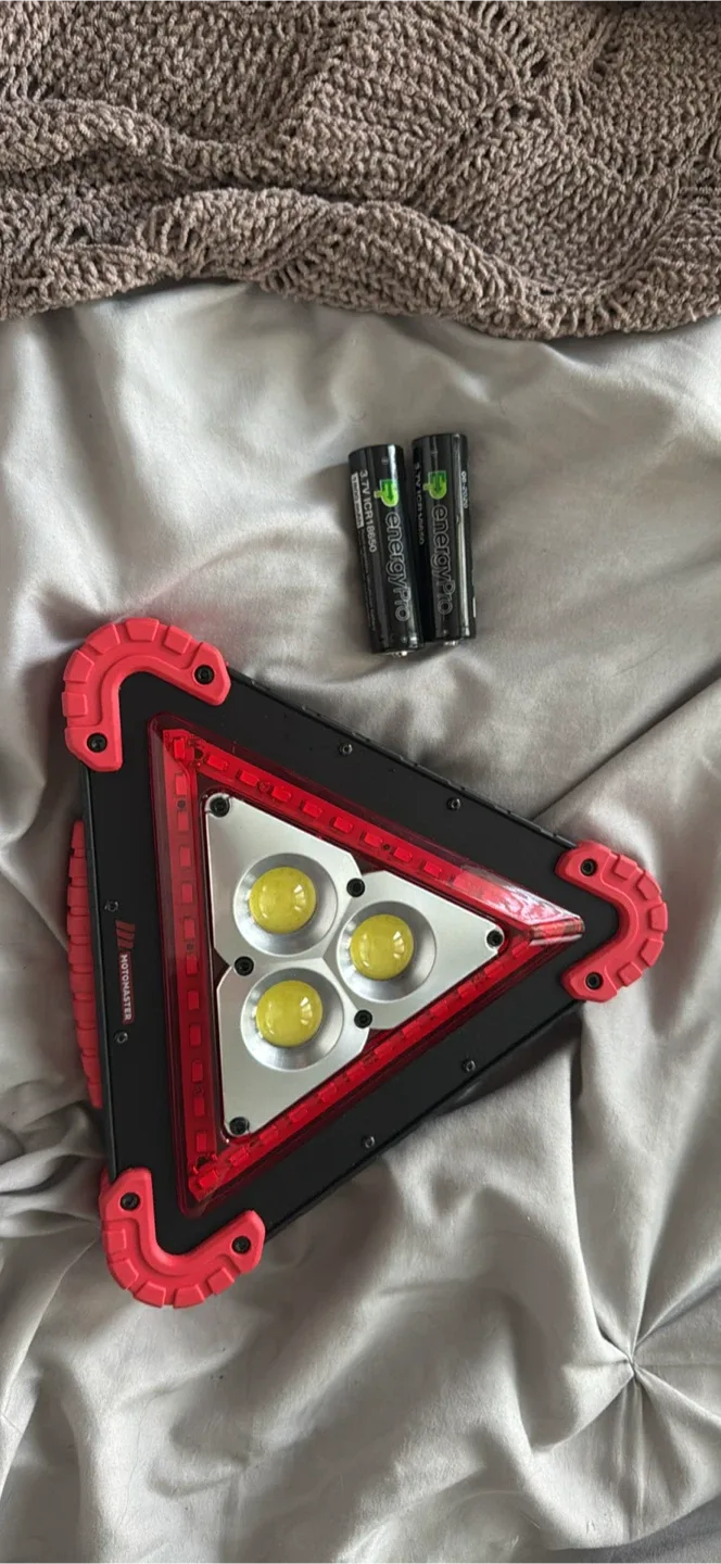 MotoMaster Emergency Triangle Light for Roadside/Warning Use image indicator(6)