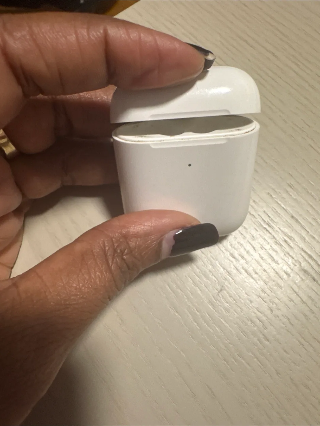 AirPod gen 1 case image indicator(2)