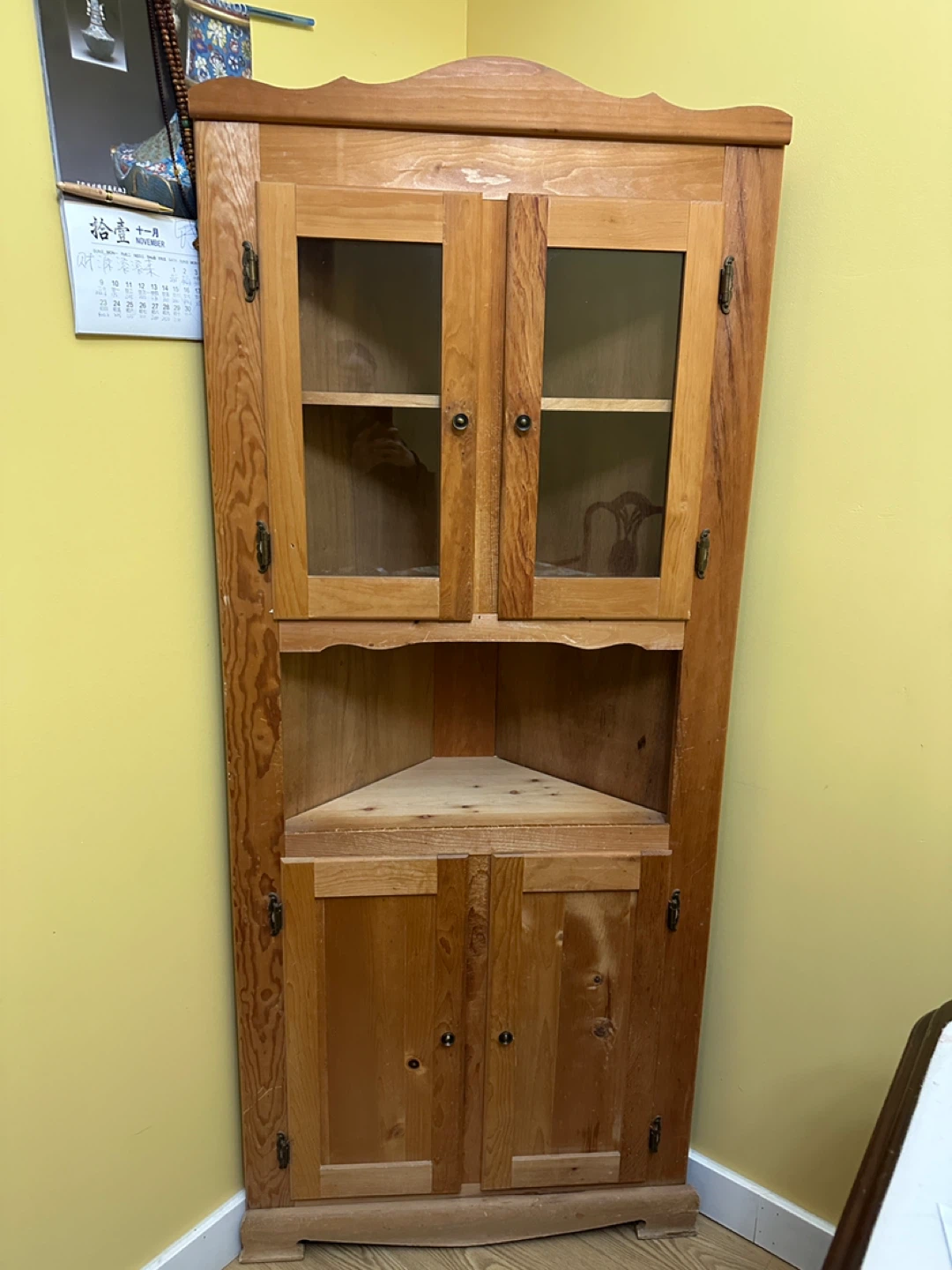 Vintage Solid Wold Corner Cabinet / Hutch (CAN DELIVER)