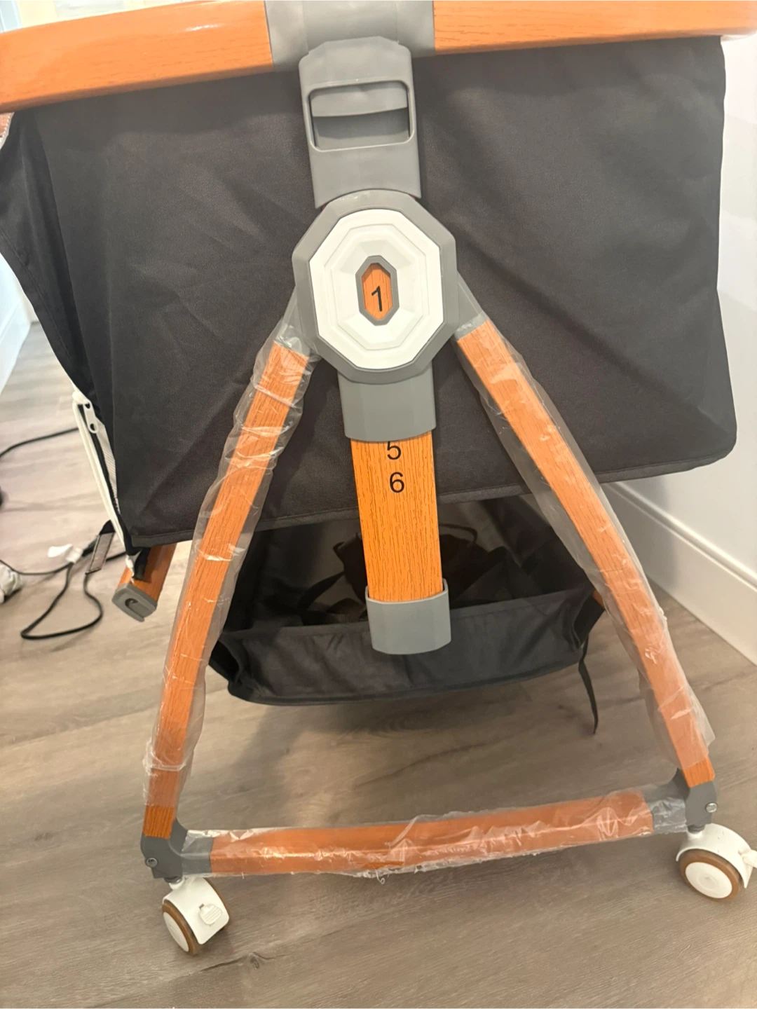 Bassinet Swivel Sleeper - Excellent Condition! - photo 3