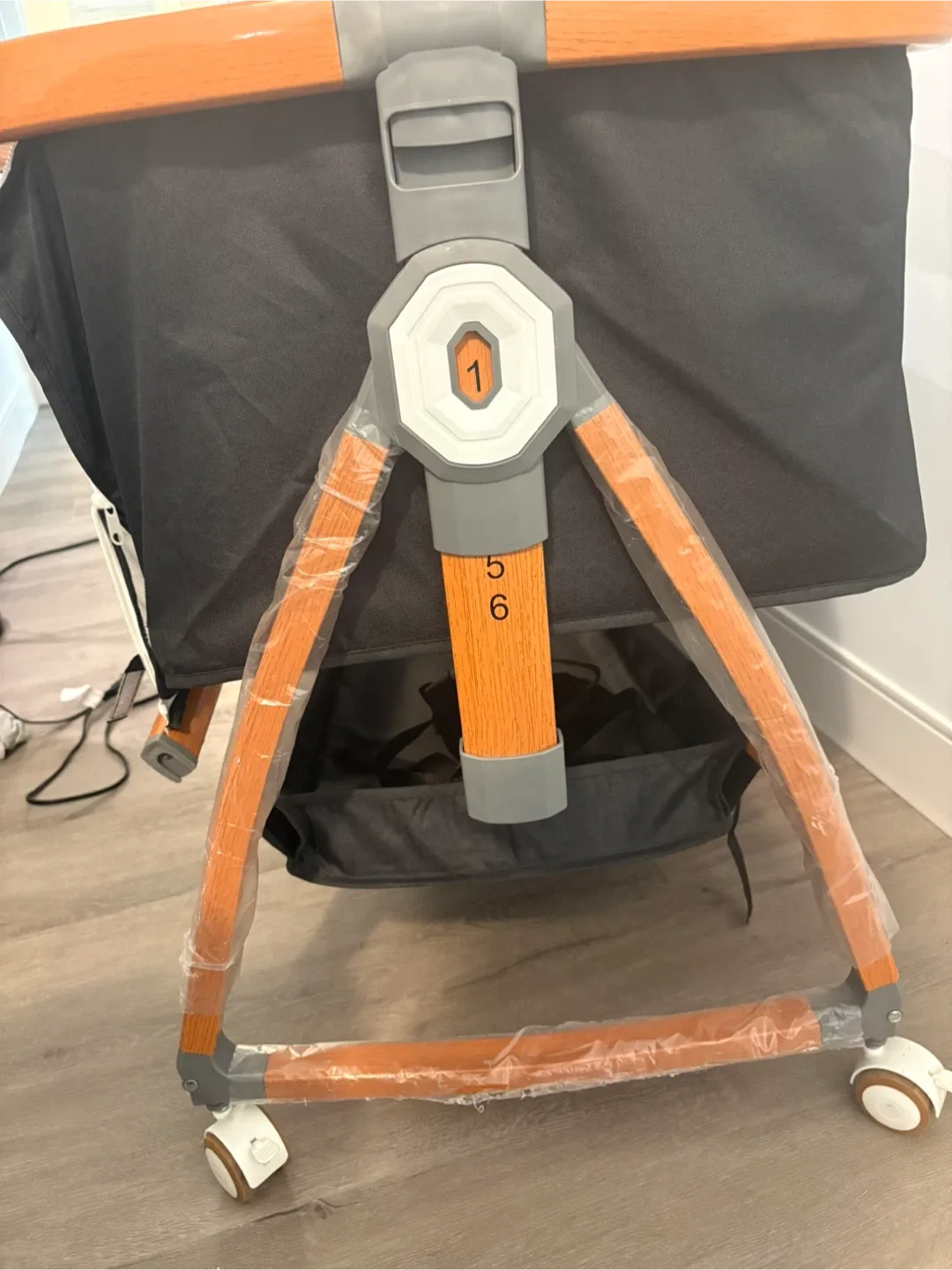 Bassinet Swivel Sleeper - Excellent Condition! image indicator(3)