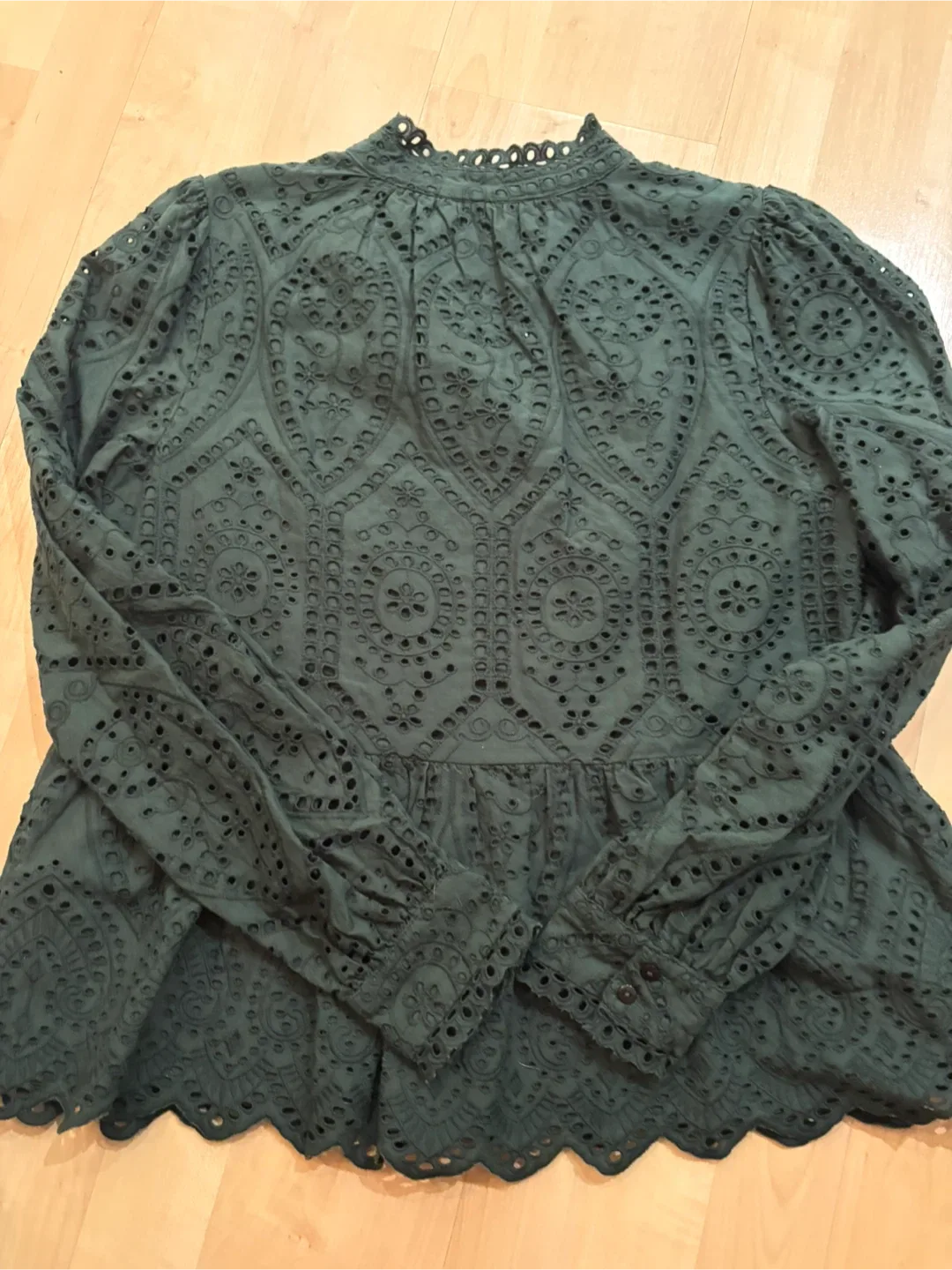 YAS Green Eyelet Blouse - Size M image indicator(4)