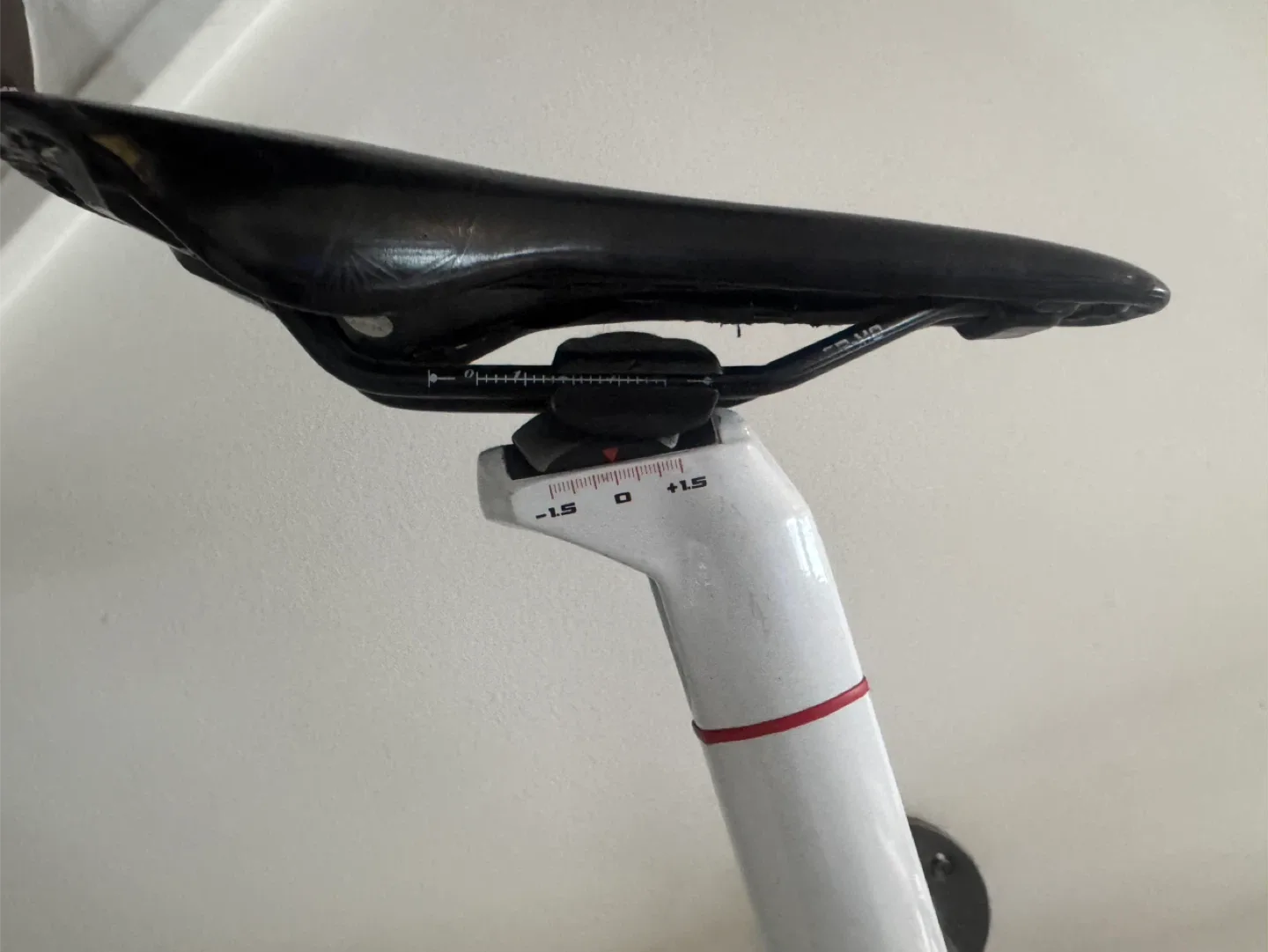 LOOK 595 Road Bike - White & Pink Accents image indicator(8)