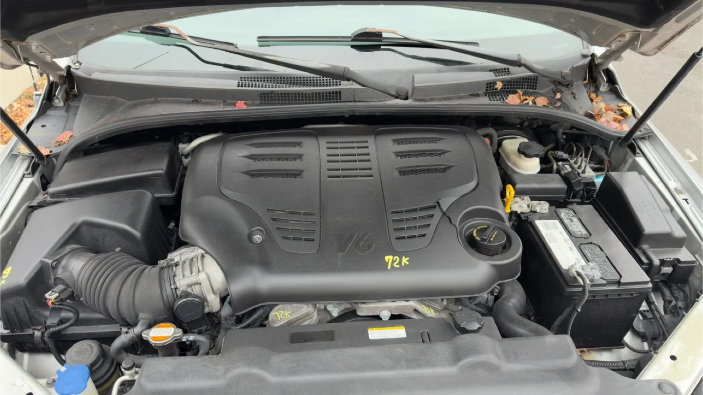 Silver Kia Sorento SUV image indicator(5)