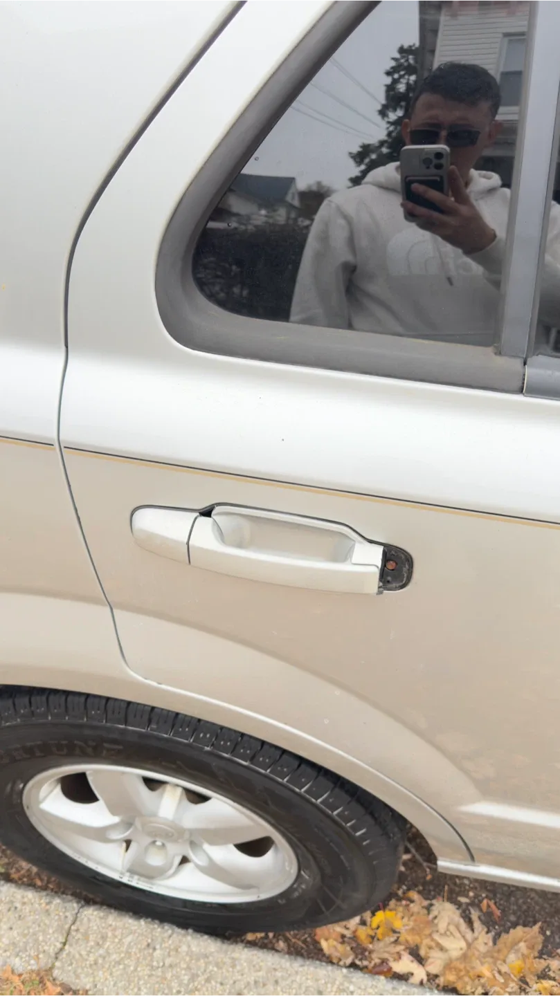 Silver Kia Sorento SUV image indicator(3)