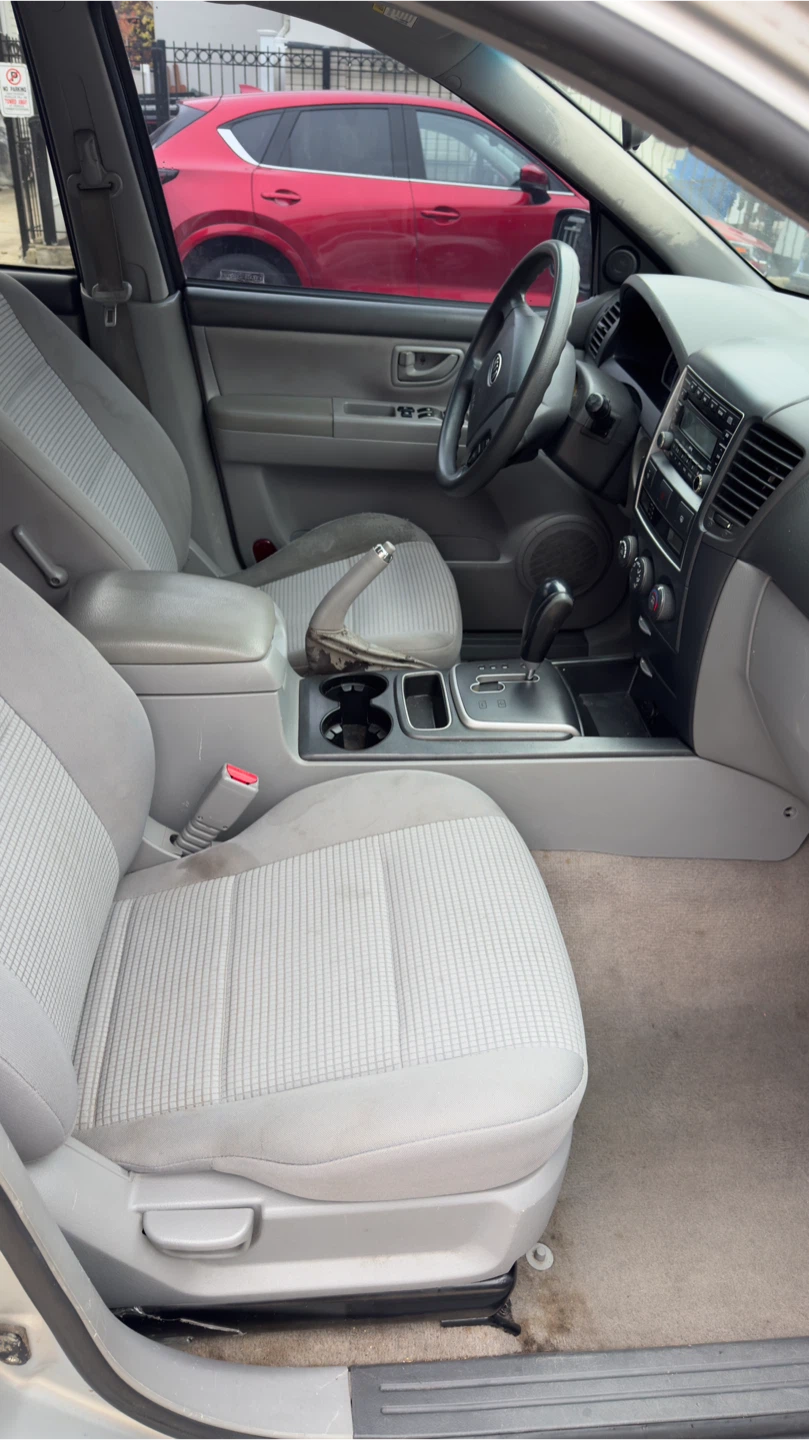 Silver Kia Sorento SUV - photo 4
