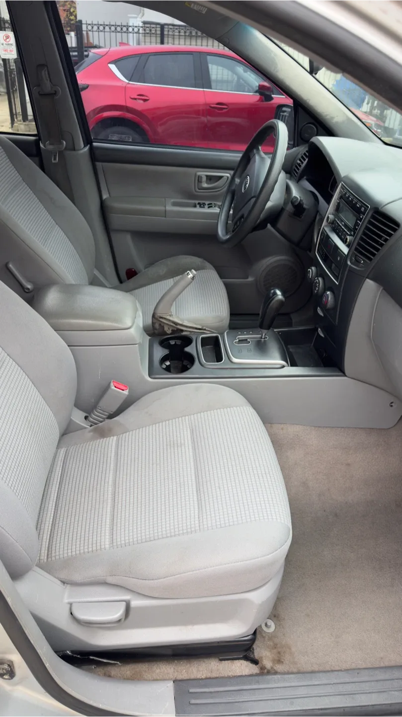 Silver Kia Sorento SUV image indicator(4)