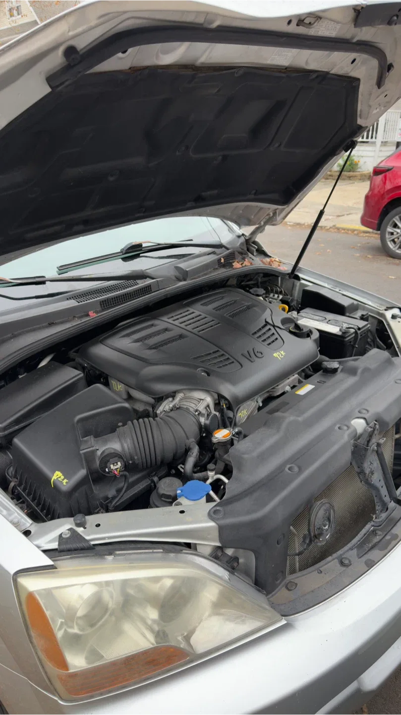 Silver Kia Sorento SUV image indicator(6)