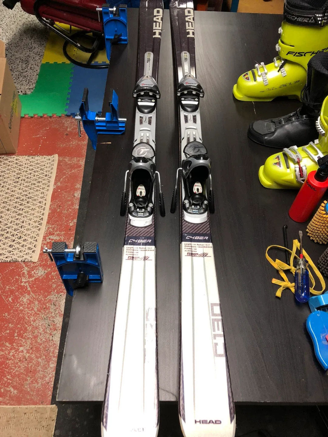 Head Cyber T2.5 Skis with Tyrolia SL100 Bindings