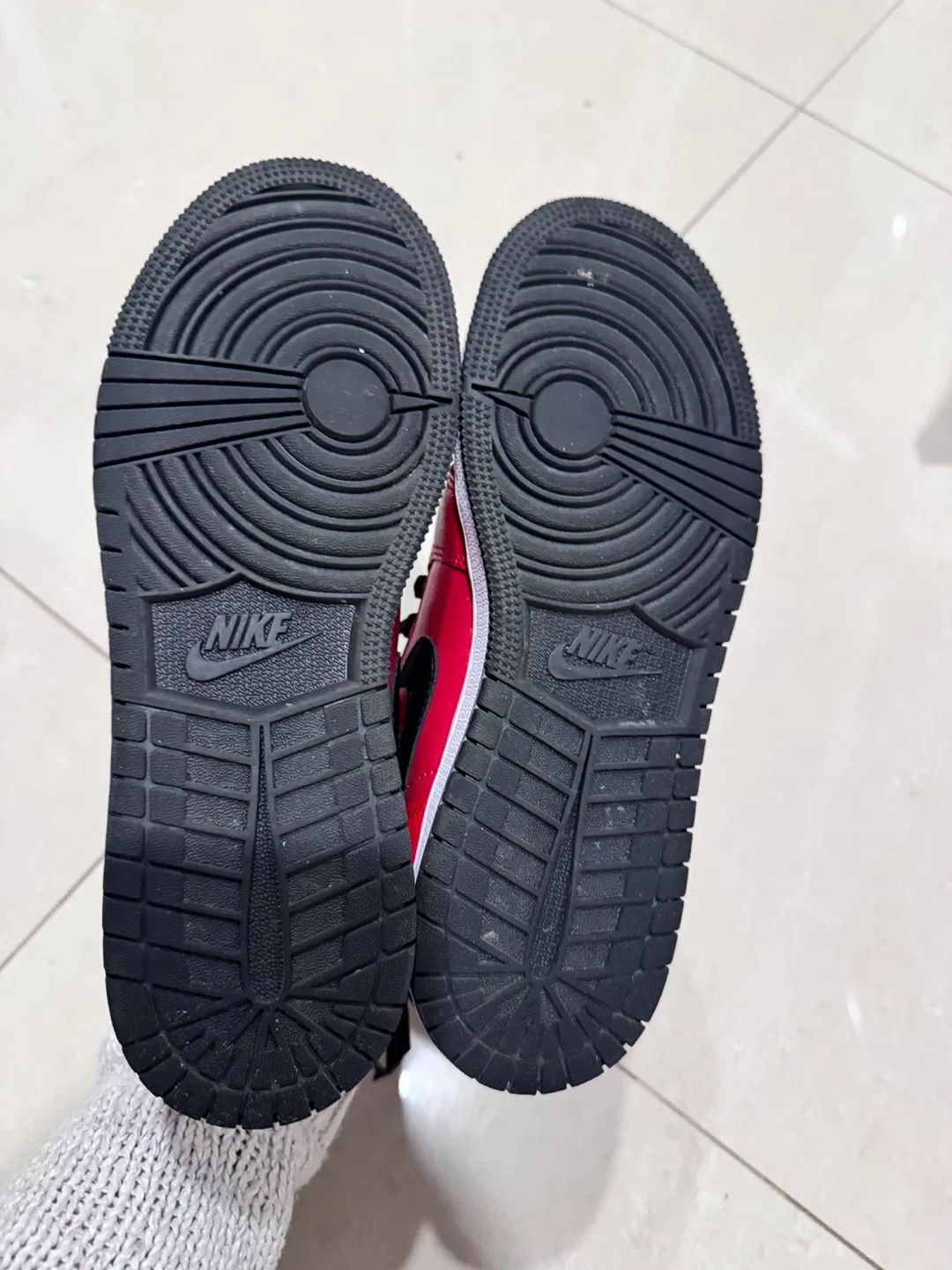 Nike Air Jordan 1 Low Red/Black Youth Size 6Y image indicator(4)