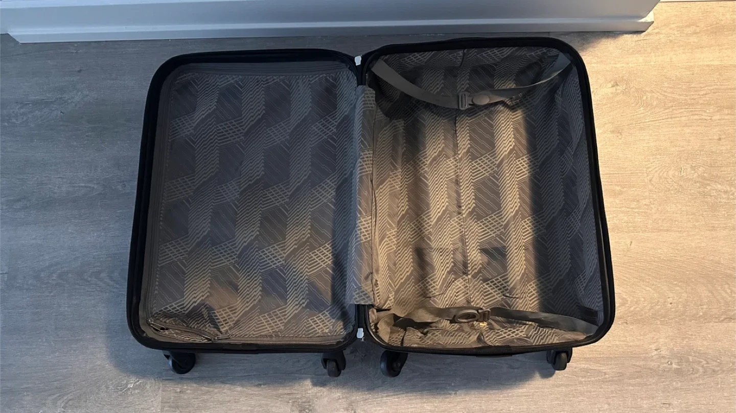 Hardside Carry-On Luggage image indicator(5)