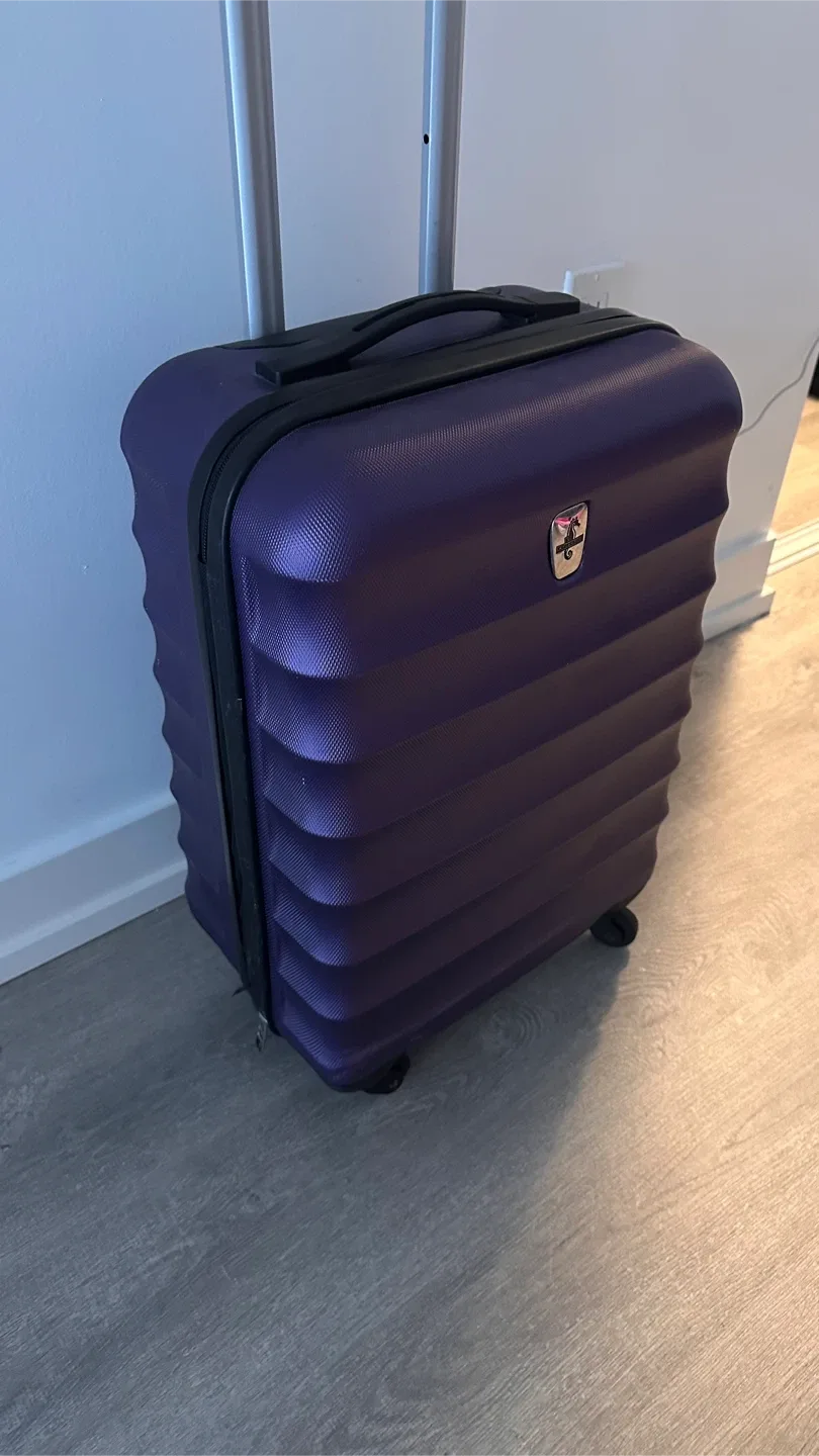 Hardside Carry-On Luggage image indicator(3)