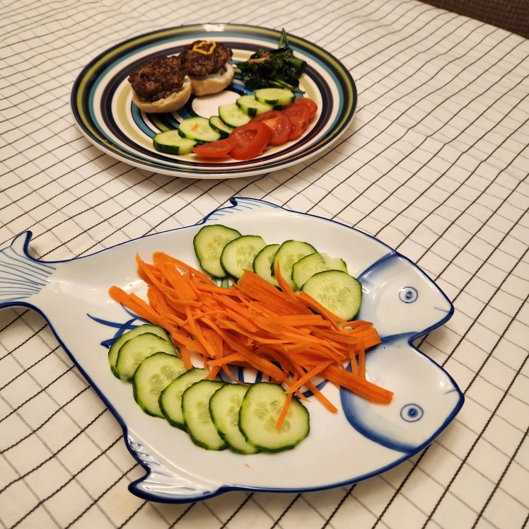 Set of 4 summery plates and platter shaped like a fish